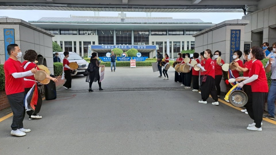 ▲거문도 주민들이 여수해수청 앞에서 집회 중인 모습