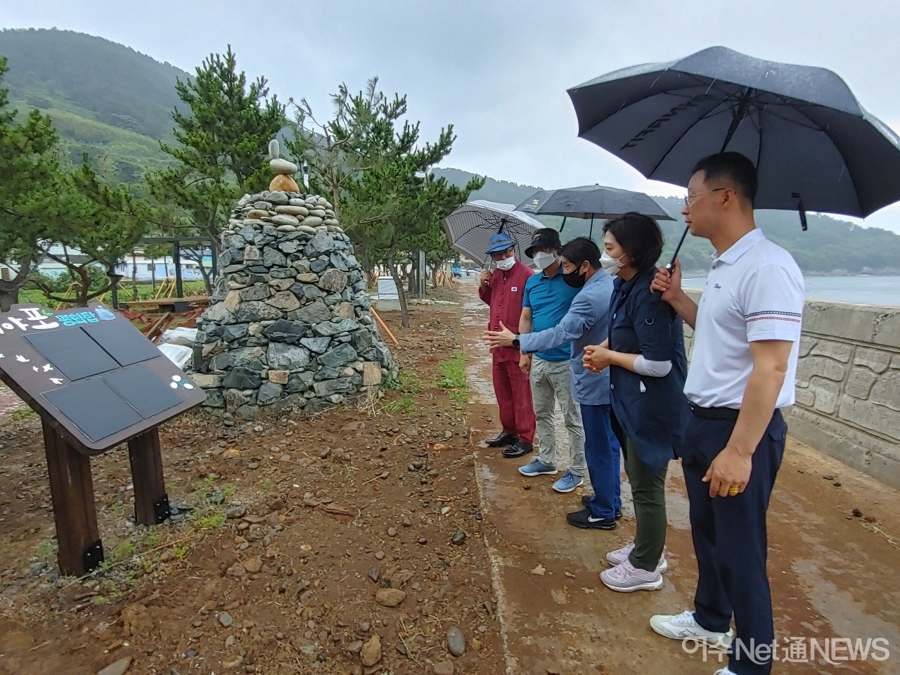 ▲ 현장 실사에 나선 일행들에게 엄길수 추진위원장이 행사세팅을 설명하는 모습