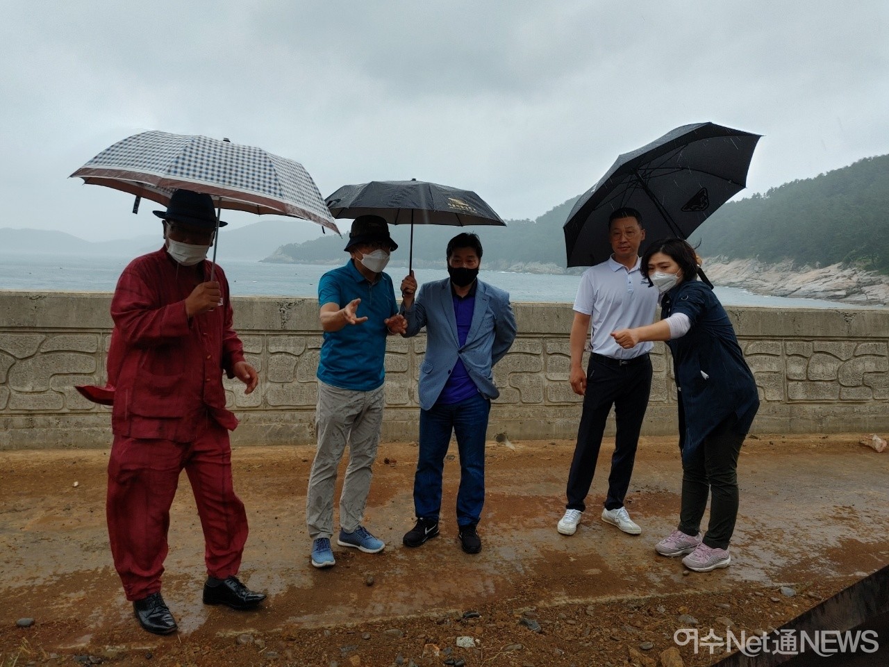 ▲ 지역구 현장답사에 나서 공원 조성을 설명하는 박성미 의원 모습