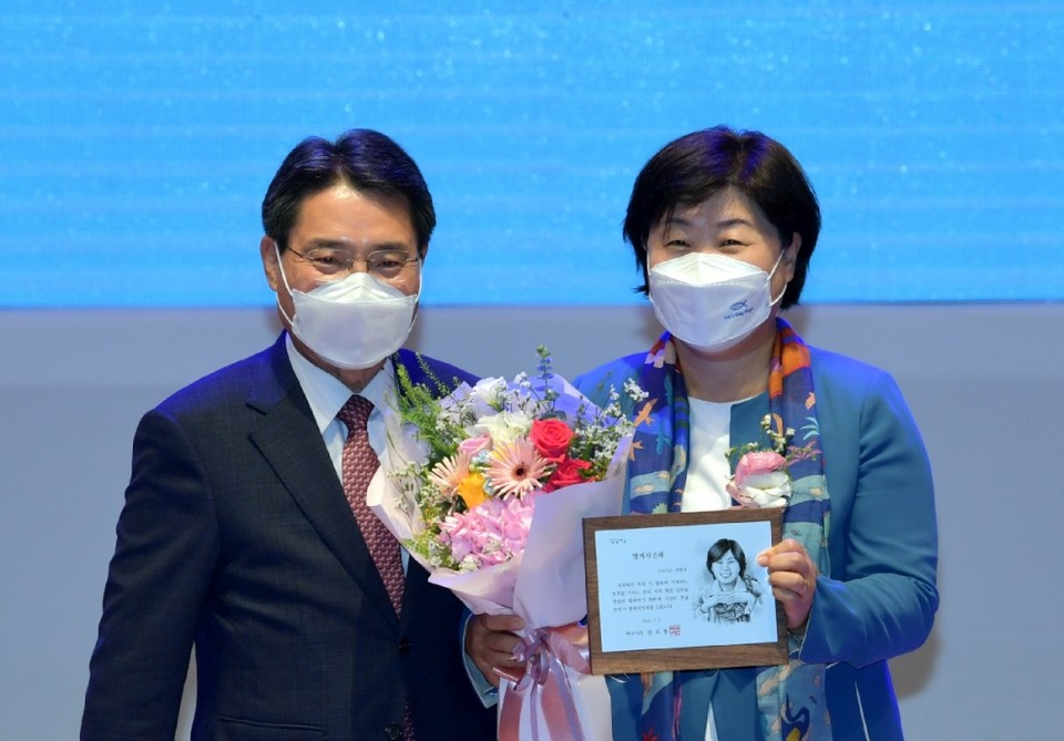 ▲권오봉 여수시장이 서영교 국회 행정안전위원장에게 명예시민패를 수여하고 기념촬영을 하고 있다