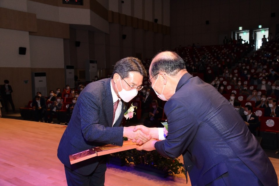 ▲서장수 여순사건 여수 유족회장이 권오봉 시장에게 유족회에서 마련한 감사패를 전달하고 있다