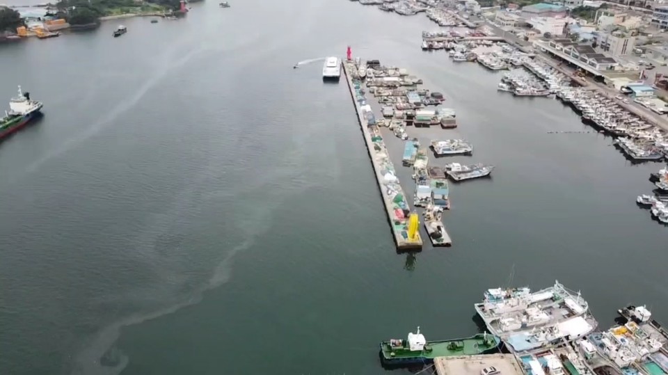 ▲해양드론순찰대 항공 촬영 장면. 오염군이 발견됐다