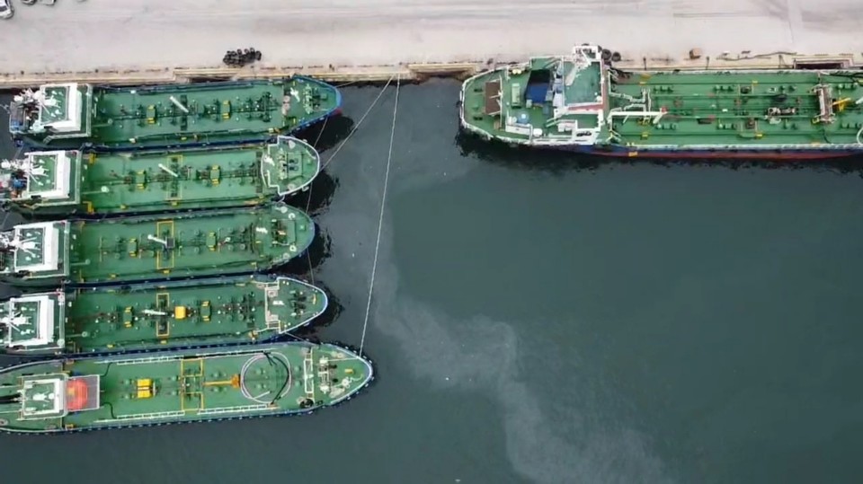 ▲오염물이 분포된 모습을 드론이 촬영하고 있다