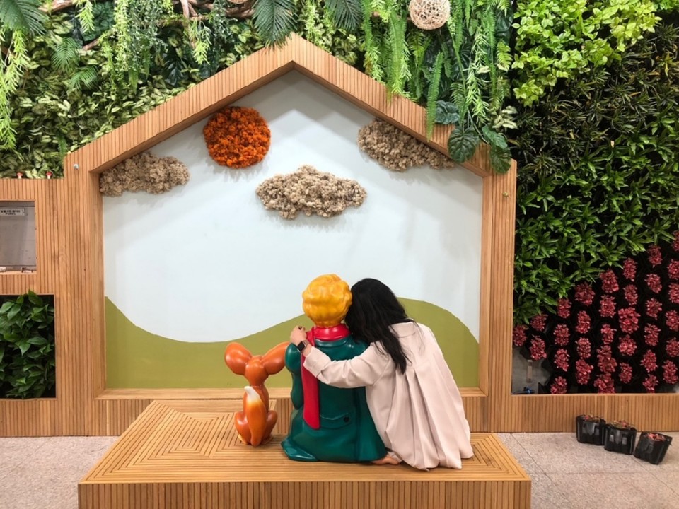 ▲시립쌍봉도서관 실내 정원을 찾은 시민