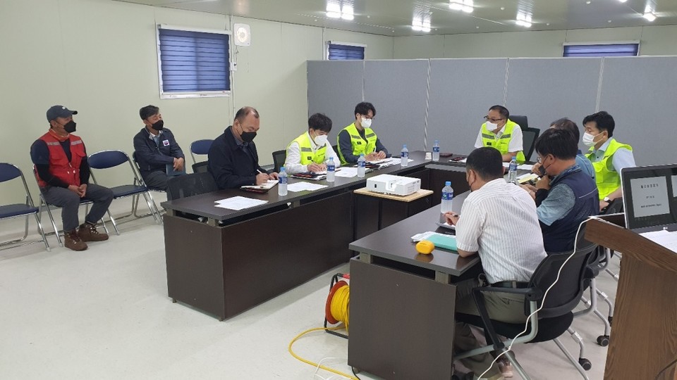 ▲ 여수광양항만공사 관계자가 광양항 부두 건설현장을 방문해 현장 작업자와 간담회를 열었다