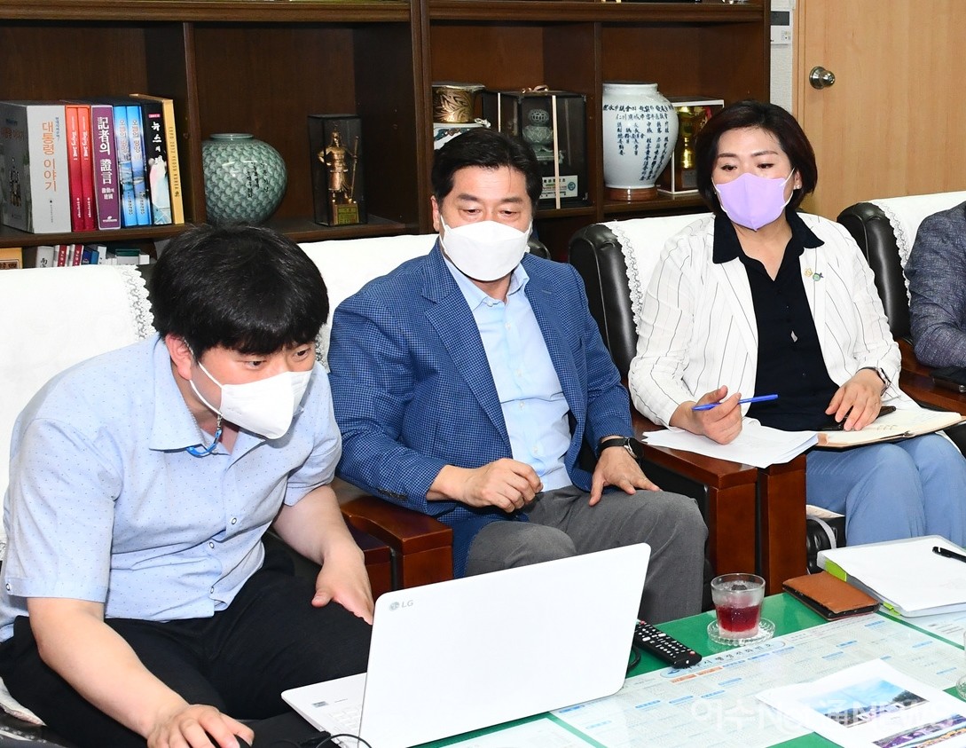 ▲ 추진위 엄길수 위원장(가운데) 박성미 여수시 의원 (오른쪽)  ⓒ오병종