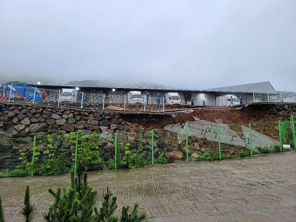 ▲CJ대한통운택배 여수터미널 옹벽 붕괴 모습