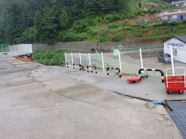 ▲무너져내린 지반과 옹벽 일부