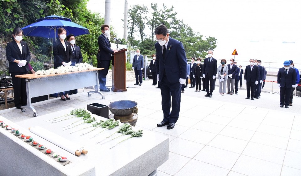 ▲권 시장이 특별법 통과 다음 날인 6월 30일 오전 유가족들과 함께 여순사건 희생자 위령비를 찾아 분향하고 있다