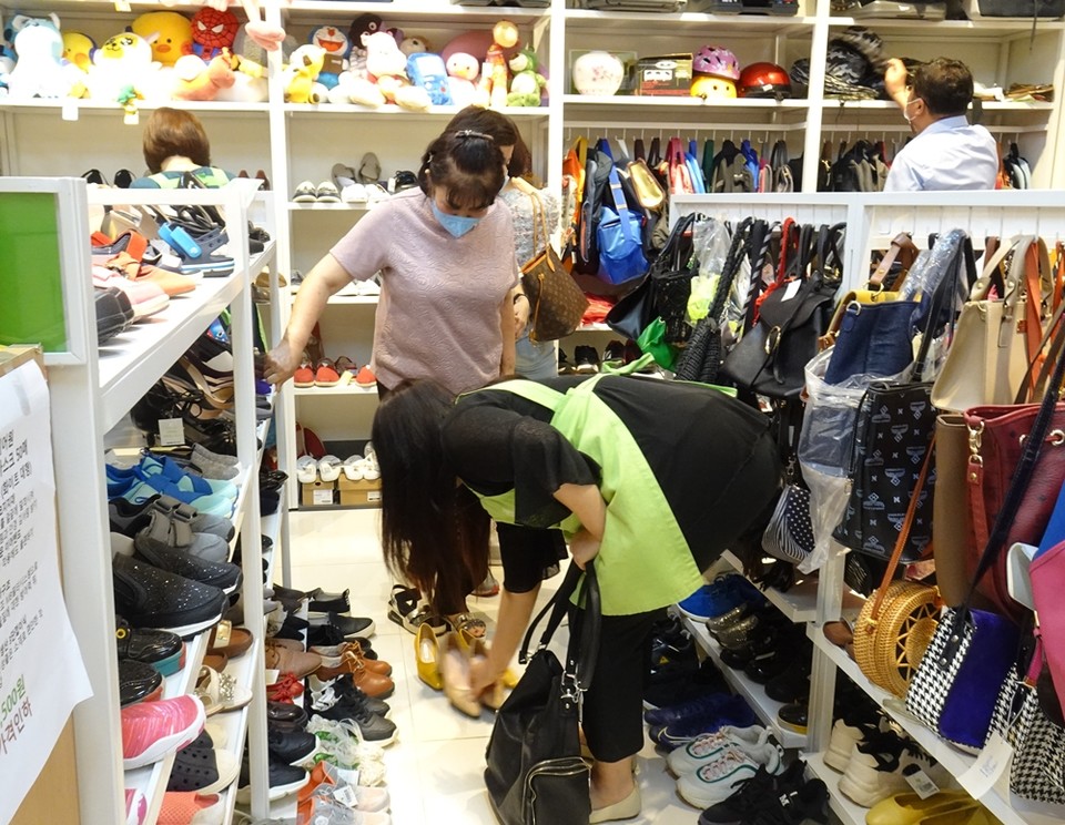 ▲아름다운 가게에서 물건을 살펴보는 사람들