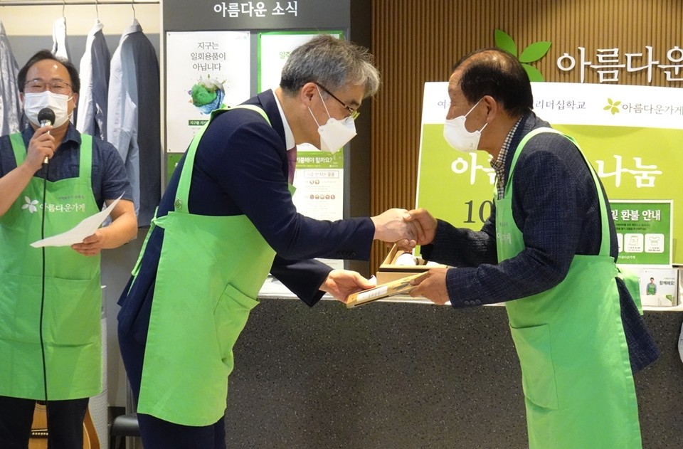 ▲아름다운 가게 여서점 이상율 대표가 학생들을 위한 장학금 100만원을 전달했다