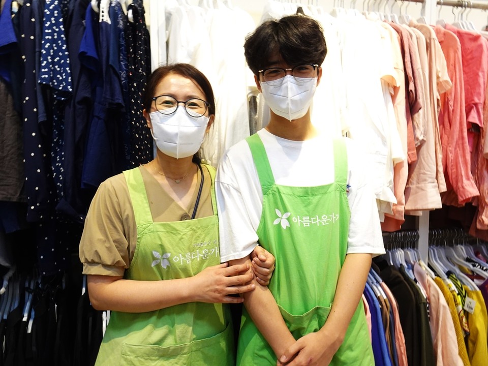 ▲뉴젠리더십학교에 다니는 장연수 군과 어머니 이임경 씨