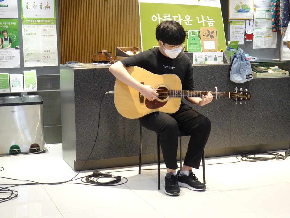▲뉴젠리더십학교 손은결 군이 기타를 연주하고 있다