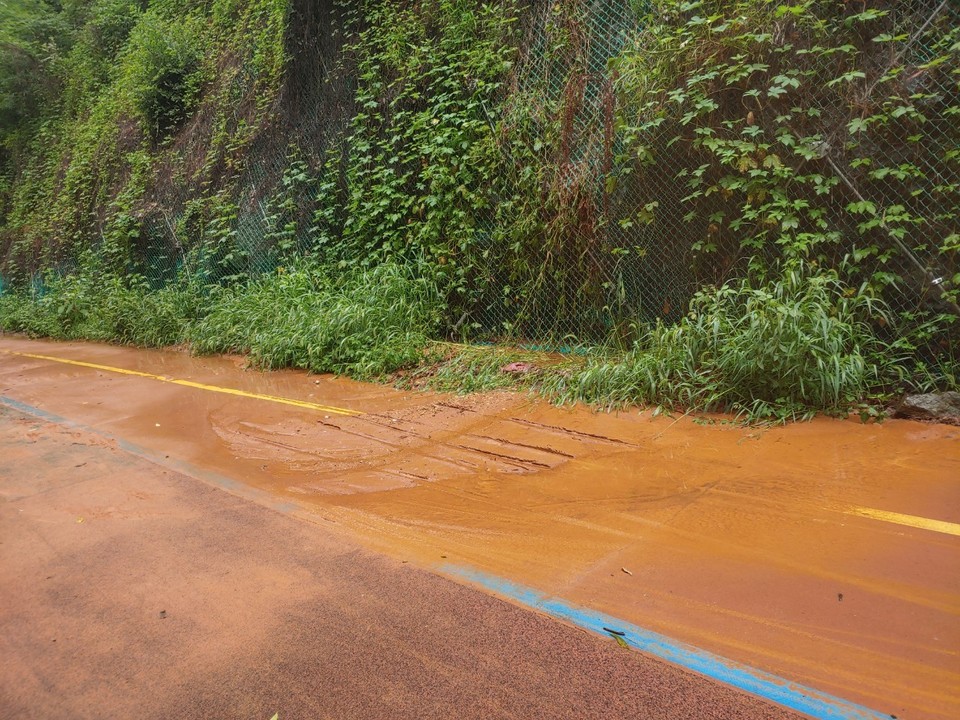 ▲2차 공사를 마친 공원도로는 산자락에서 쏟아진 토사물로 엉망이 되었다  ⓒ한창진
