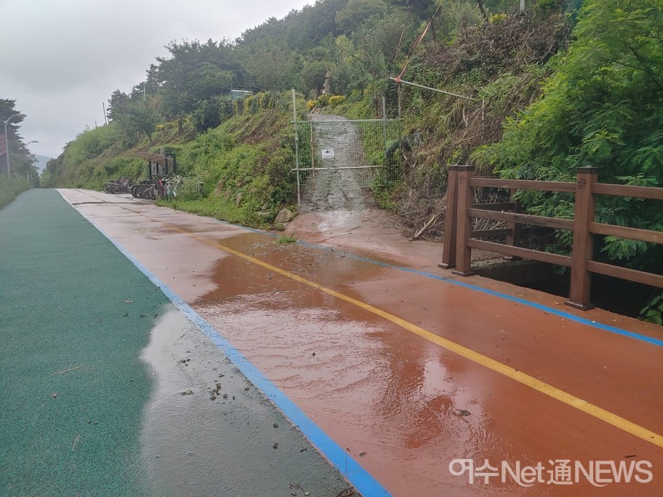 ▲2차 공사를 마친 공원도로는 산자락에서 쏟아진 토사물로 엉망이 되었다  ⓒ한창진