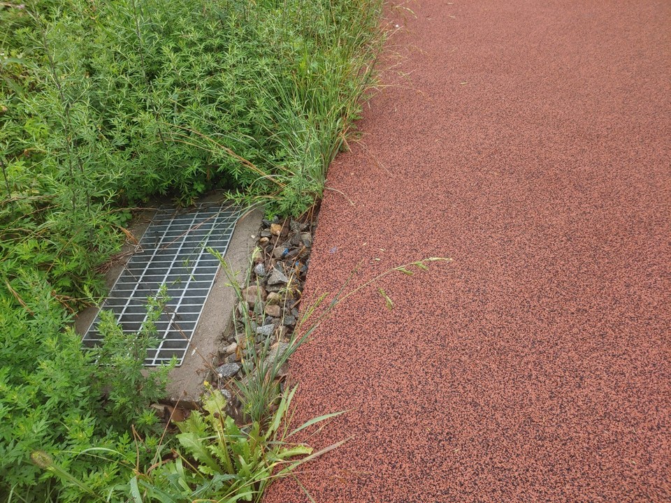 ▲배수로가 갖춰저 피해를 입지 않은 철길공원 1차지역