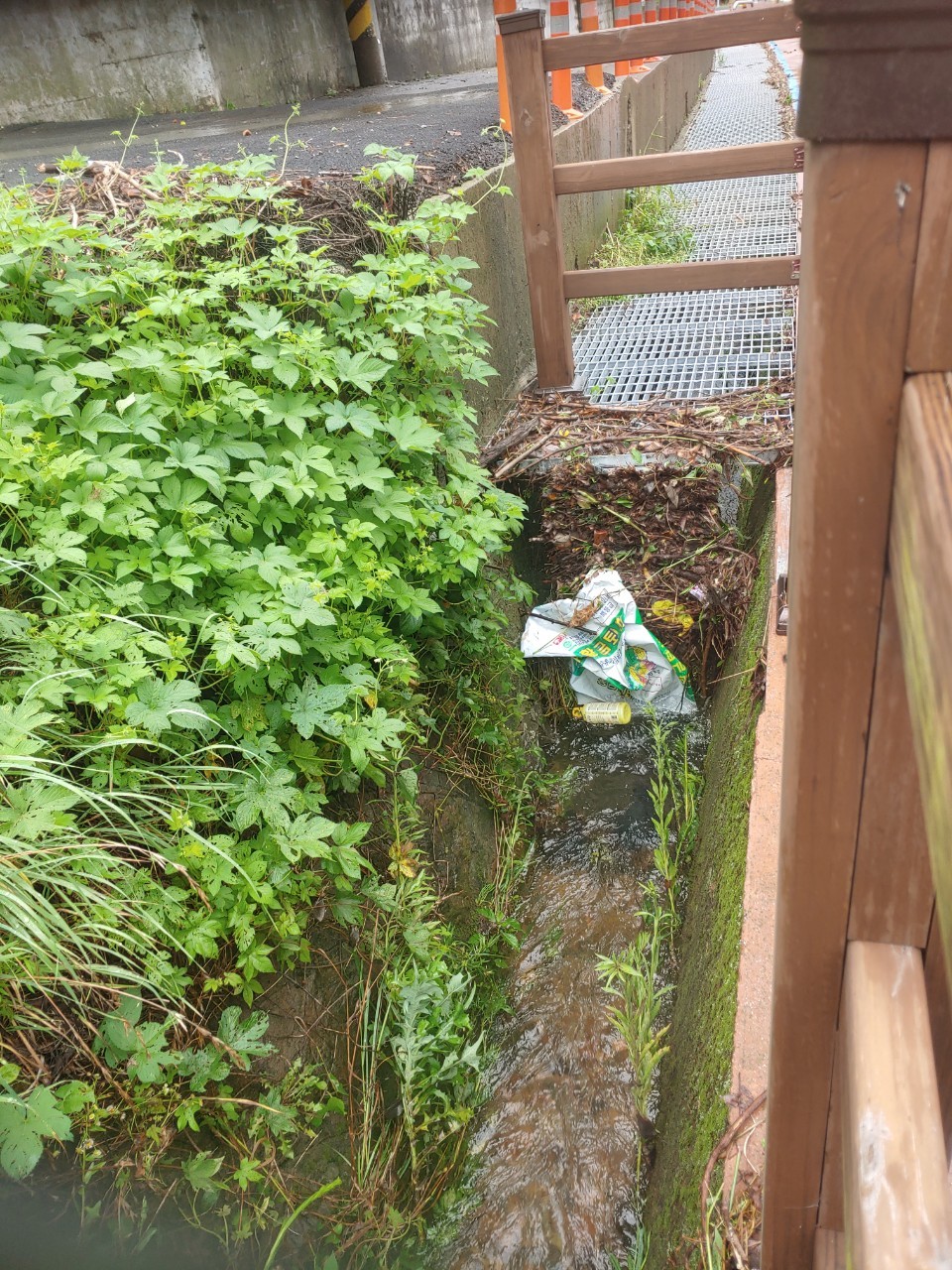 ▲빗물이 배수로를 타고 흘러내려 보행자가 피해를 입지 않는다  ⓒ한창진