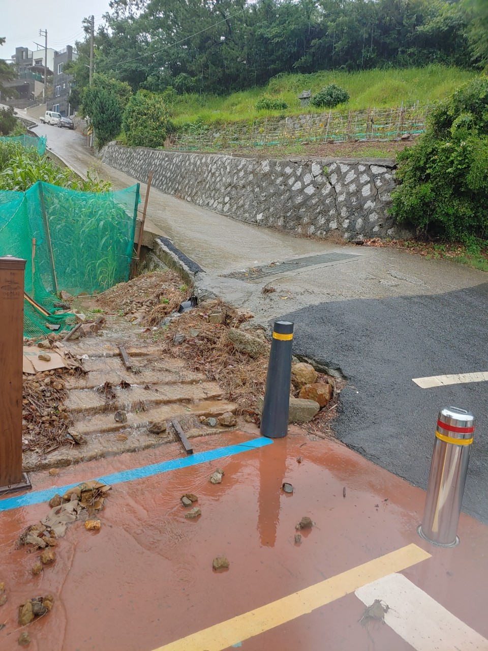 ▲배수로가 갖춰지지 않아 빗물이 인도로 흘러들어온다 ⓒ한창진