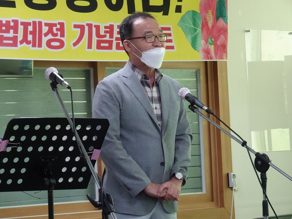 ▲한국작가회의 여수지부 이정훈 회장이 인사말에서 여순특별법제정을 축하했다