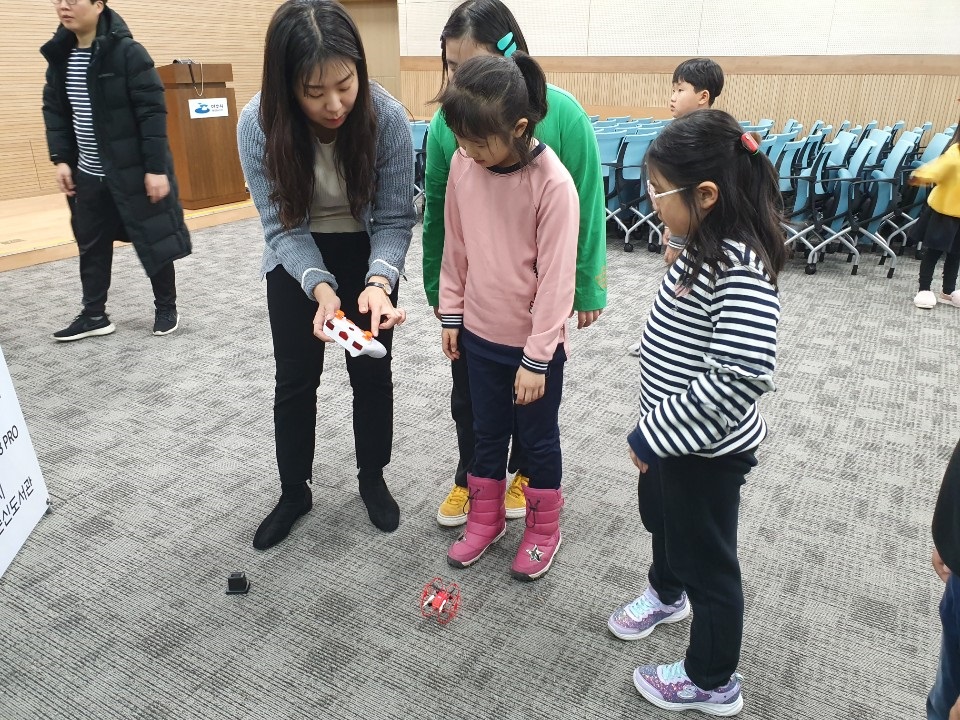 이순신도서관이 4차산업혁명시대를 맞아 어린이드론체험프로그램 ‘드론은 내 친구’을 운영하고 있다