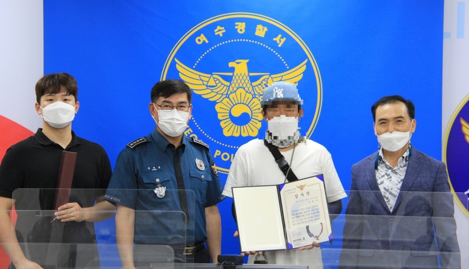 ▲치매노인을 발견한 시민에게 감사장이 수여됐다