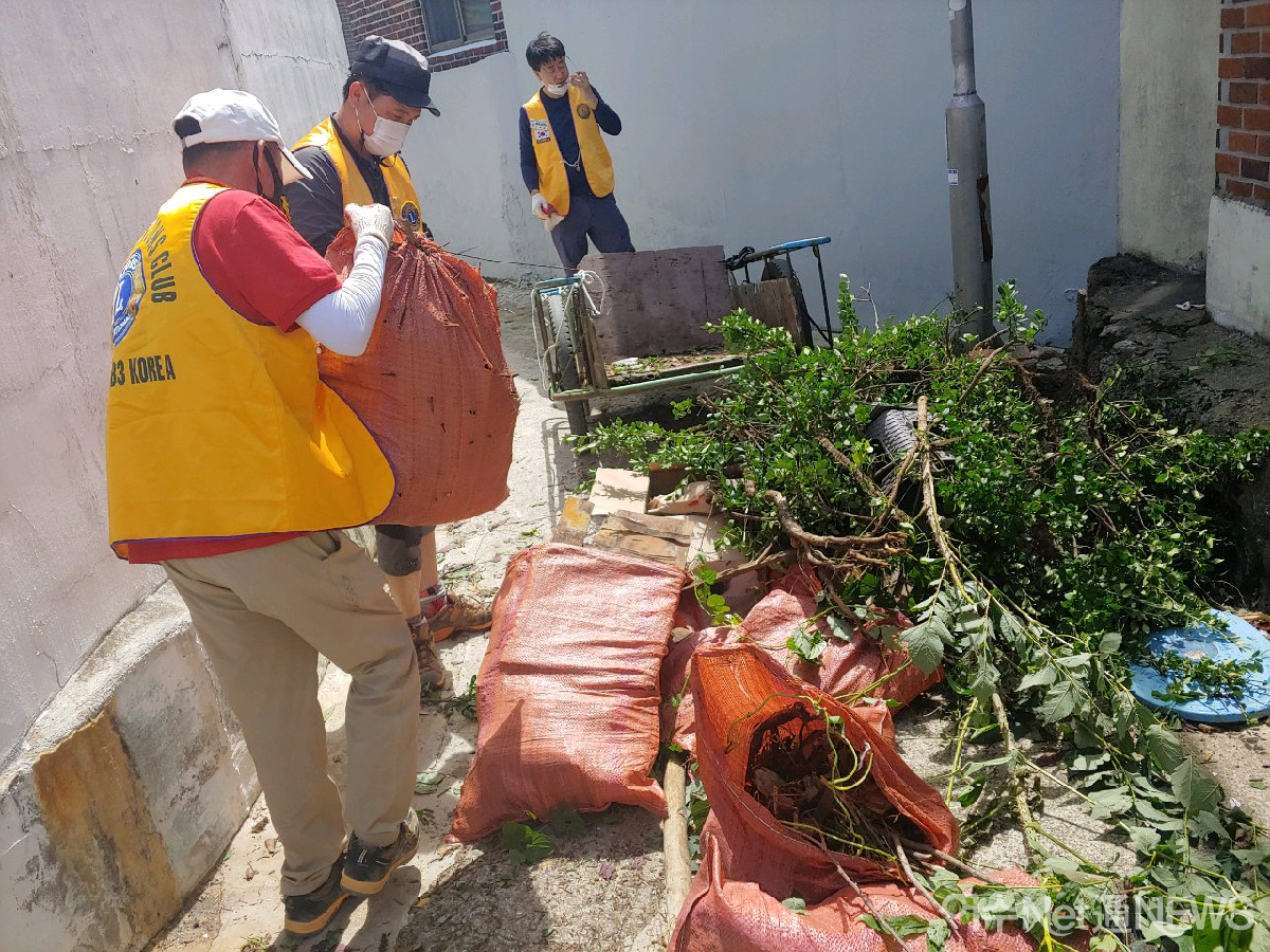 ▲ 18일 돌산 작금마을 봉사 현장