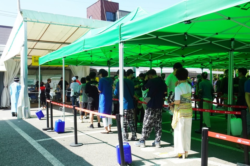 ▲여수시보건소 선별진료소에서 검사를 기다리는 시민들