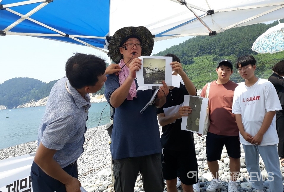 ▲ 2019년 이야포 추모제 현장에서  필자가 '학살'임을 자료를 통해 설명하고 있다. ⓒ여수넷통뉴스 자료사진