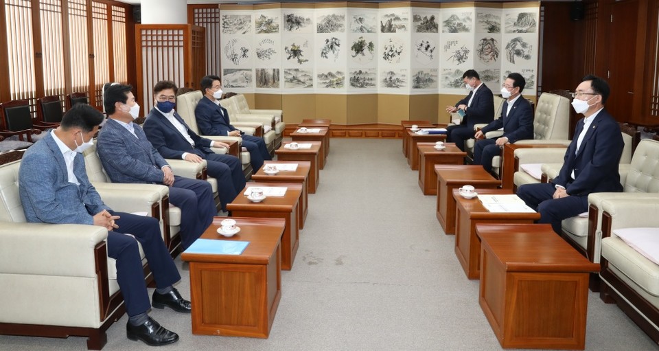 ▲더불어민주당 국회의원들이 전남도청을 방문했다