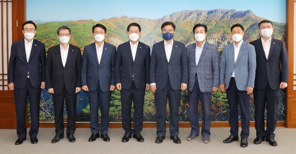 ▲ 조정식, 우원식, 정성호, 주철현 더불어민주당 국회의원과 김영록 도지사, 전남도의원들 기념사진을 찍고있다