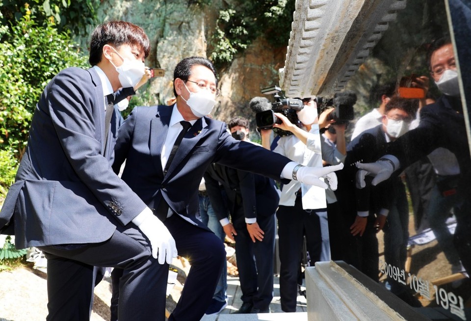 ▲여순사건희생자 위령비 뒷면의 의미를 설명하는 김 지사