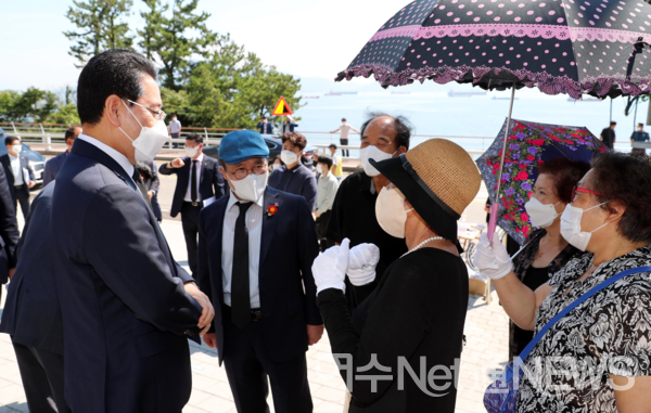 ▲ 김지사가 현장에서 여순사건 유가족들과 얘기하고 있다 ⓒ 전남도제공