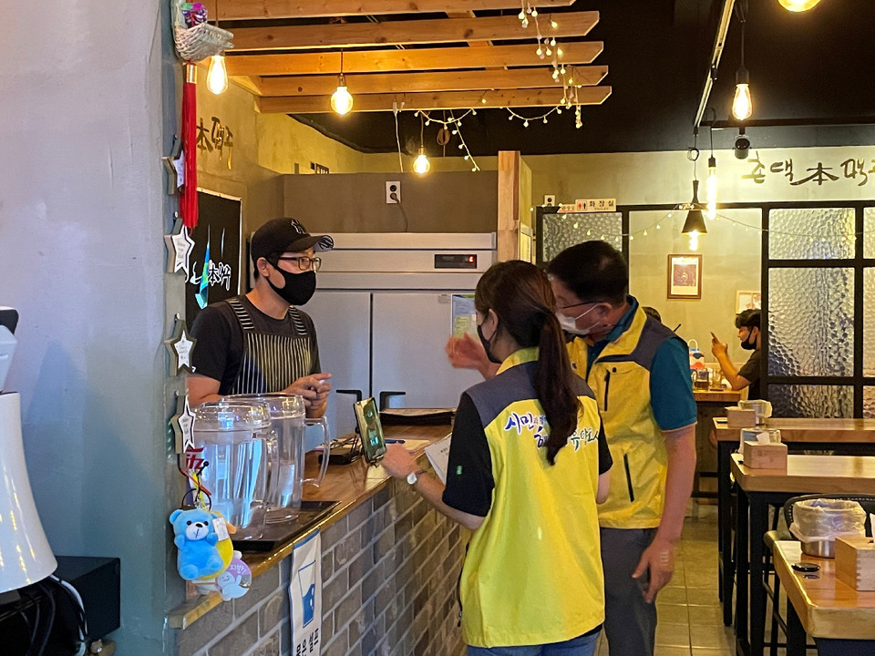 ▲‘긴급 이동 멈춤 주간’인 지난 28일 여수시가 위생업소 특별점검을 실시하고 있다