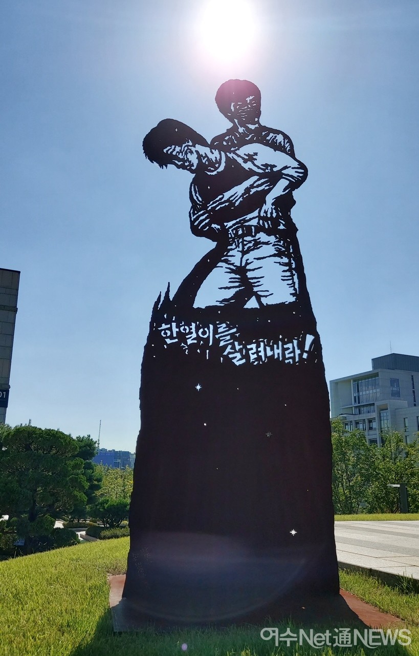 ▲연세대학교에 설치된 철제도 제작된 이한열 상. 최병수 작 "하늘의 별이 된 이한열" ⓒ오병종
