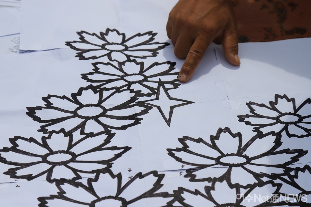 ▲ 스캔한 스케치본을 펼치며 작품 속 '별'을 가리키고 있다. ⓒ오병종