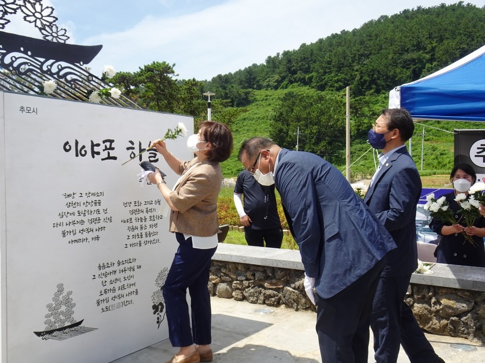 ▲헌화하는 참가자들  ⓒ전시은