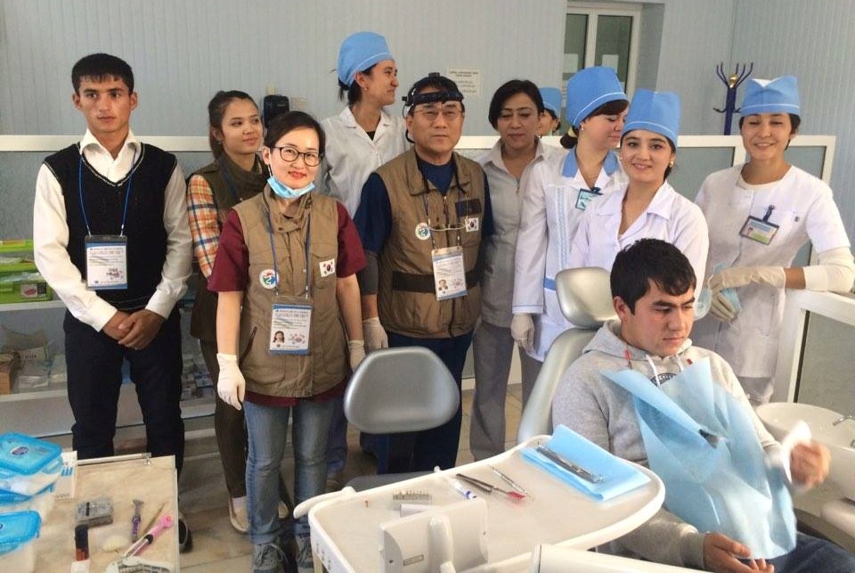 ▲2013년 몽골 해외의료봉사를 떠난 오창주 원장과 모아치과병원 관계자들이 기념사진을 찍고 있다