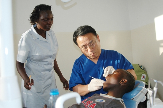 ▲ 2009년 탄자니아 의료봉사를 간 오창주 원장