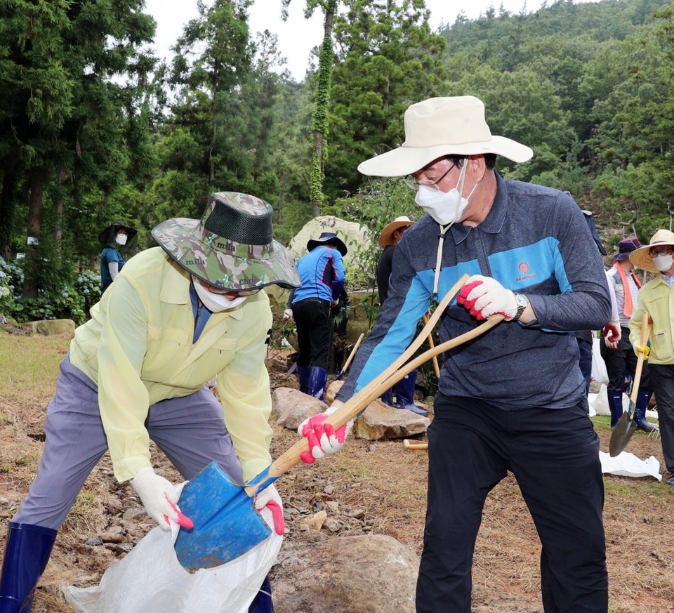 ▲지난 7월 집중호우 피해를 입은 해남군 현산면 황산리 포레스트수목원을 찾아 피해복구 중인 모습