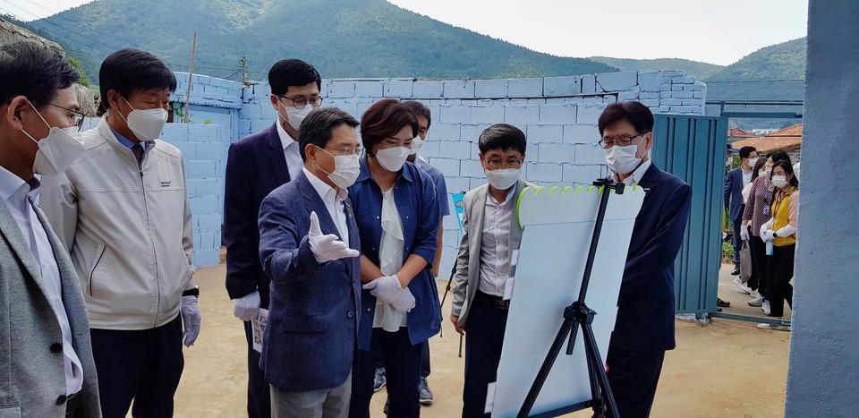 ▲쌍봉종합사회복지관 김종진 관장이 희망하우스 공사 관련 내용을 설명하고 있다