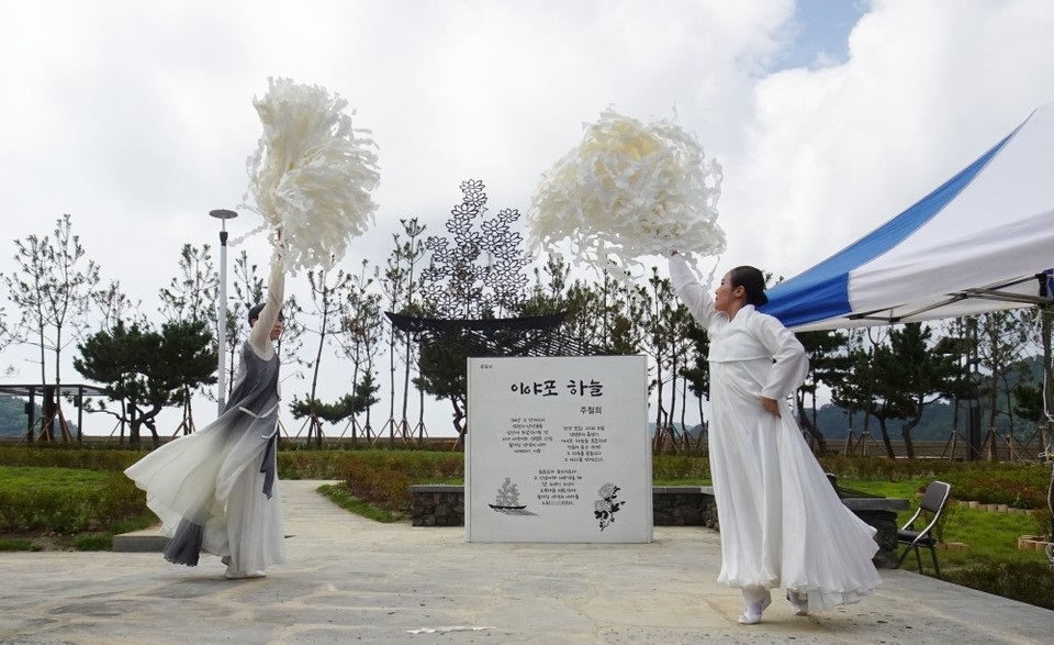▲여수시립국악단 박은애 단장과 김운현 무용단이 살풀이춤을 추고 있다 ⓒ전시은