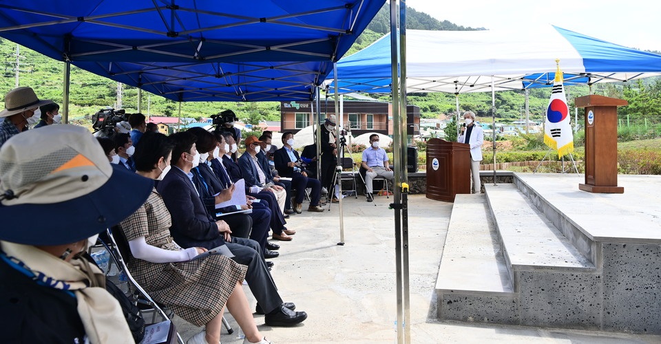 ▲무더위에 그늘막에서 추모제에 참석한 시민들 ⓒ박근세