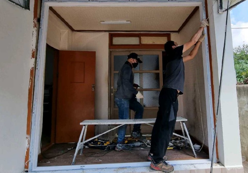 ▲여수거북선로타리클럽이 지난 8일 돌산읍 작금마을 기초수급자 가구를 방문해 집수리봉사를 펼쳤다