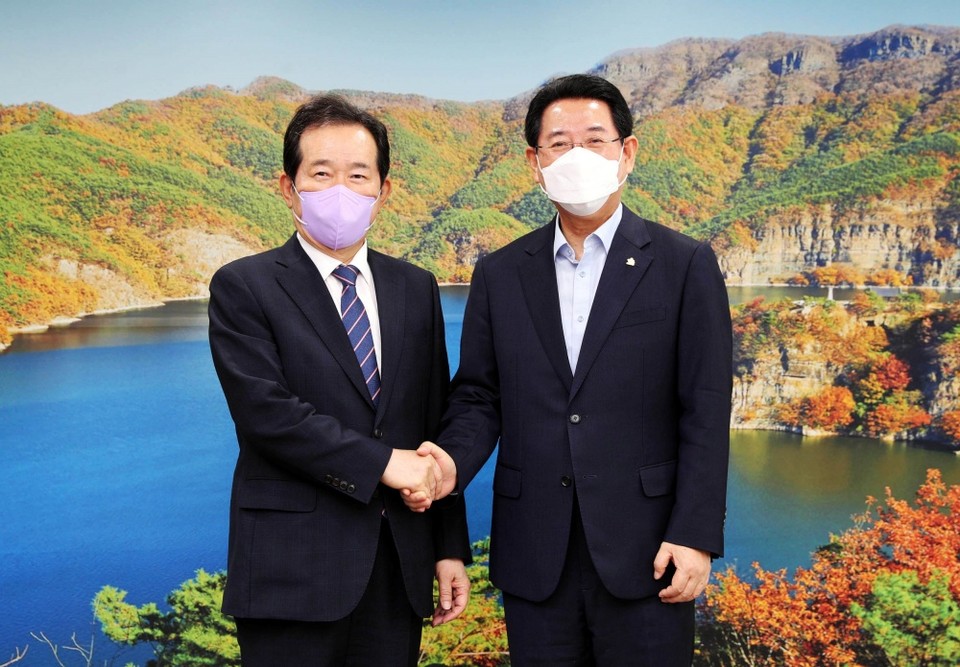 ▲김 지사가 9일 오전 전남도청을 방문한 정세균 전 국무총리와 접견실에서 면담에 앞서 기념촬영을 하고 있다