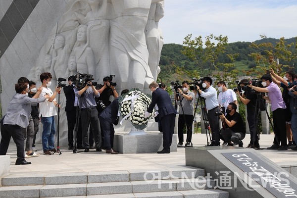 ▲  더불어민주당 대선 예비후보인 이재명 경기지사가 15일 오전 전남 여수시 웅천동 이순신공원 항일독립운동기념탑에서 헌화를 하고 있다.  ⓒ오병종