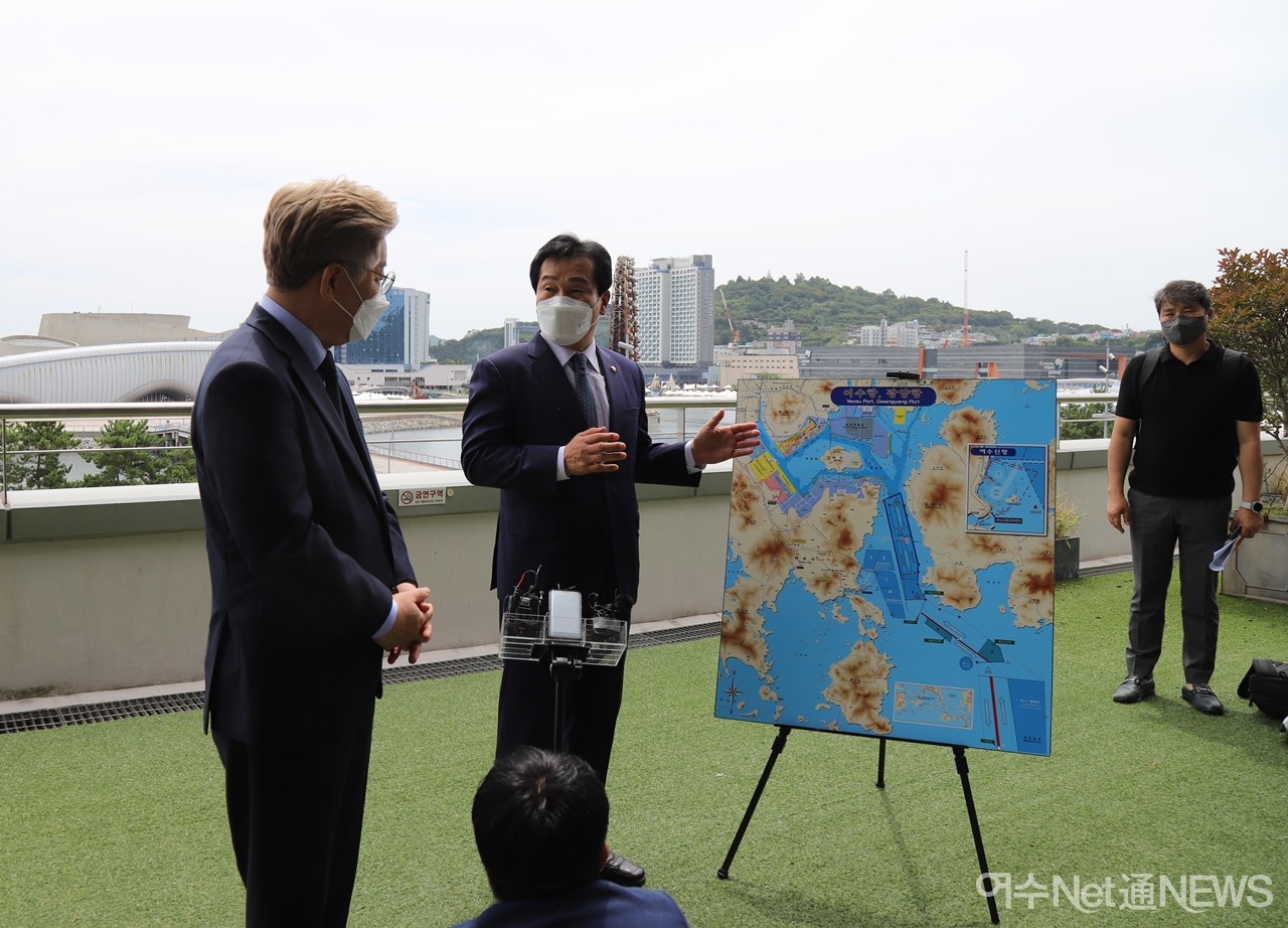 ▲ 15일 오전 전남 여수시 덕충동 여수세계박람회장을 방문해 주철현 의원(지도 왼쪽)로부터 여수광양항에 대한 설명을 듣고 있다. ⓒ오병종