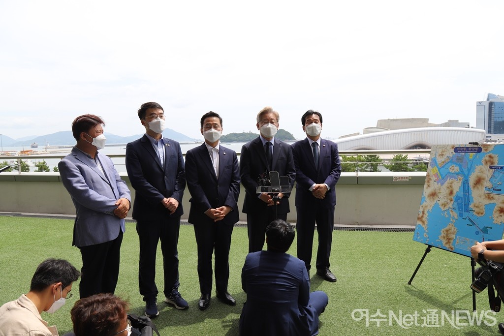 ▲ 15일 오전 전남 여수시 덕충동 여수세계박람회장 에서 기잔간담회 중인 이재명 지사 (오른 쪽 두번째)  ⓒ오병종