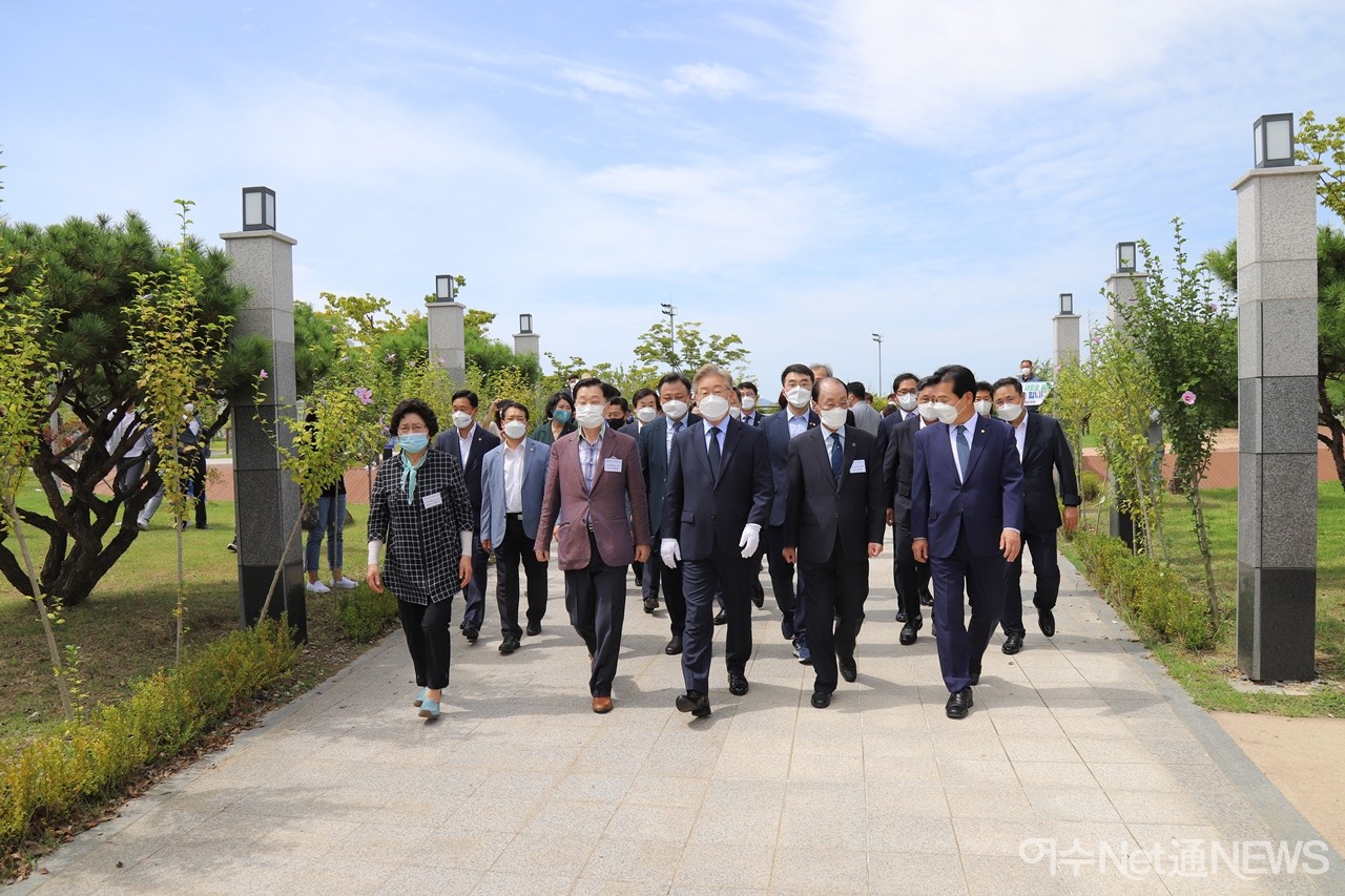 ▲이재명 경기지사 일행이 15일 오전 전남 여수시 웅천동 이순신공원 항일독립운동기념탑을 향해 입장하고 있다. ⓒ오병종