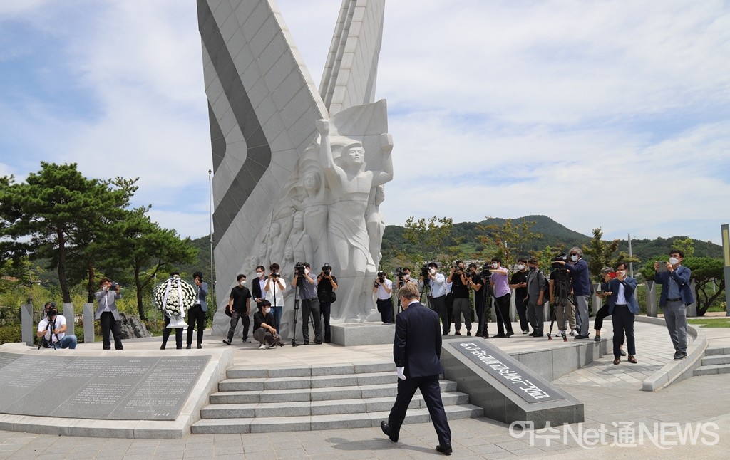 ▲ 이재명 경기지사가 이순신공원 항일독립운동기념탑에  헌화하러 가고 있다. ⓒ오병종