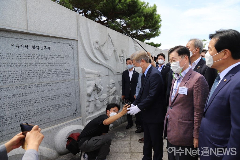 ▲ 이재명 경기지사가 이순신공원 항일독립운동기념탑 옆 기념비 앞에서 여수지역 독립유공자 유족회 윤치홍 회장(보랏빛이 띤 자켓을 입은 분)으로 부터 설명을 듣고 있다 ⓒ오병종